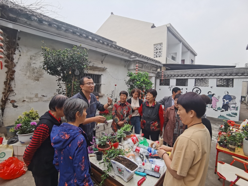 圖2季節(jié)老師講授材料選用、改造技巧與構(gòu)圖.jpg