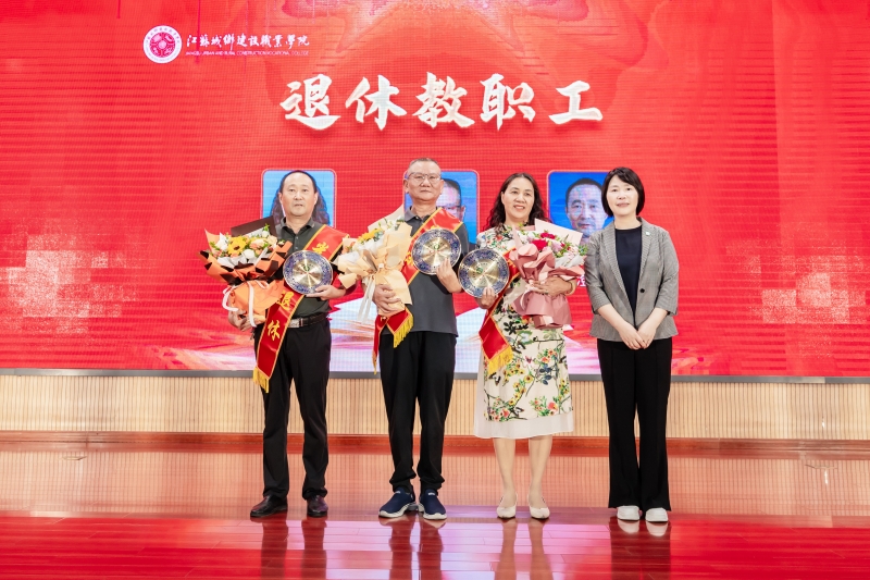 2張蔚為退休教師代表獻花.jpg